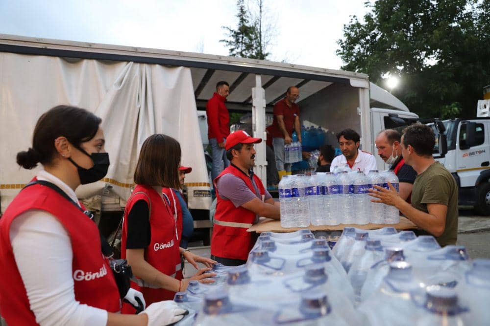Sukarelawan membagikan air bersih kepada penduduk yang terdampak banjir di Turki utara. (Twitter.com/Turk Kizilay)