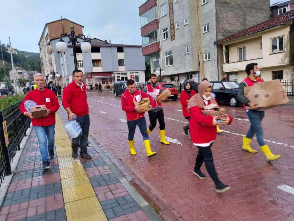 Para sukarelawan berdatangan ke Kastamonu, Bartin dan Sinop untuk memberikan bantuan kepada penduduk yang terdampak banjir. (Twitter.com/Turk Kizilay International)