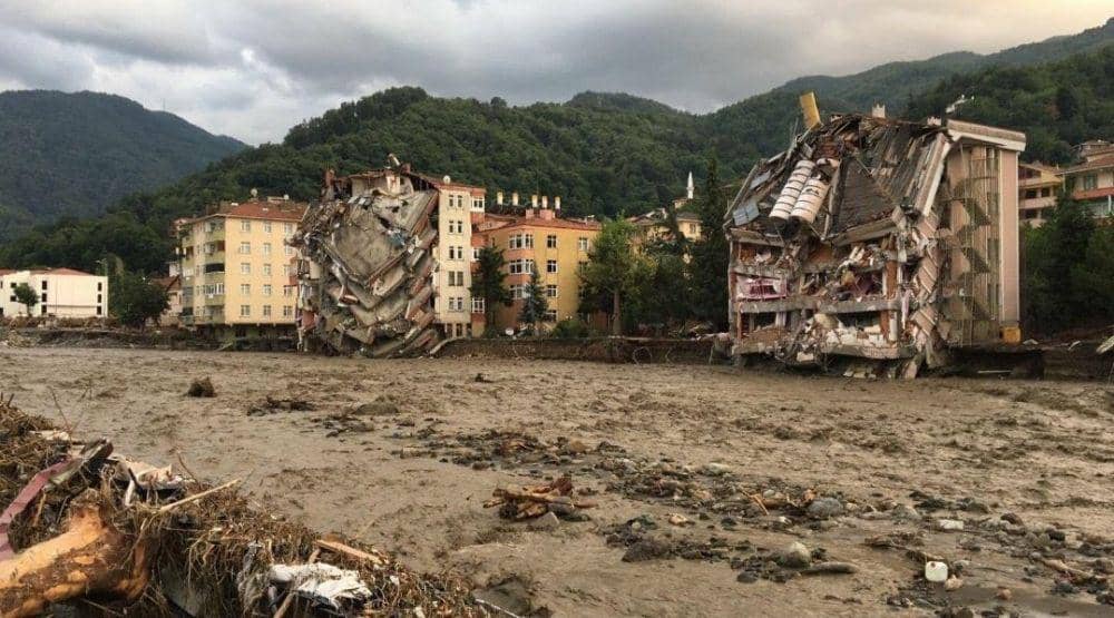 Banyak mobil dan gedung di pinggir sungai di kota Bozkurt yang hancur berantakan dihantam oleh banjir. (Twitter.com/Hur Genclik)
