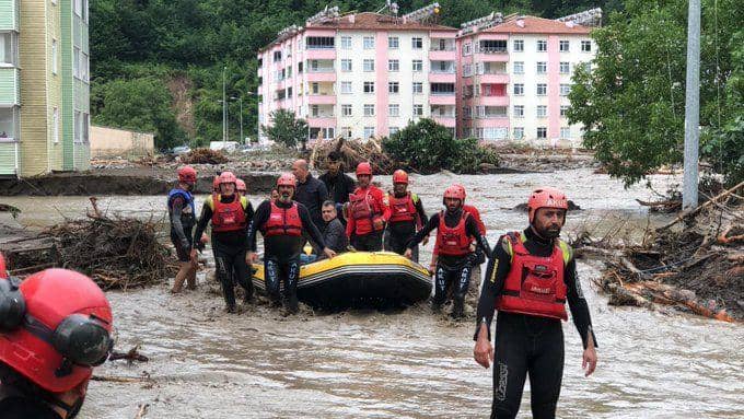 Sukarelawan dari AKUT ikut mengevakuasi penduduk yang terdampak banjir di Turki utara. (Twitter.com/AKUT)