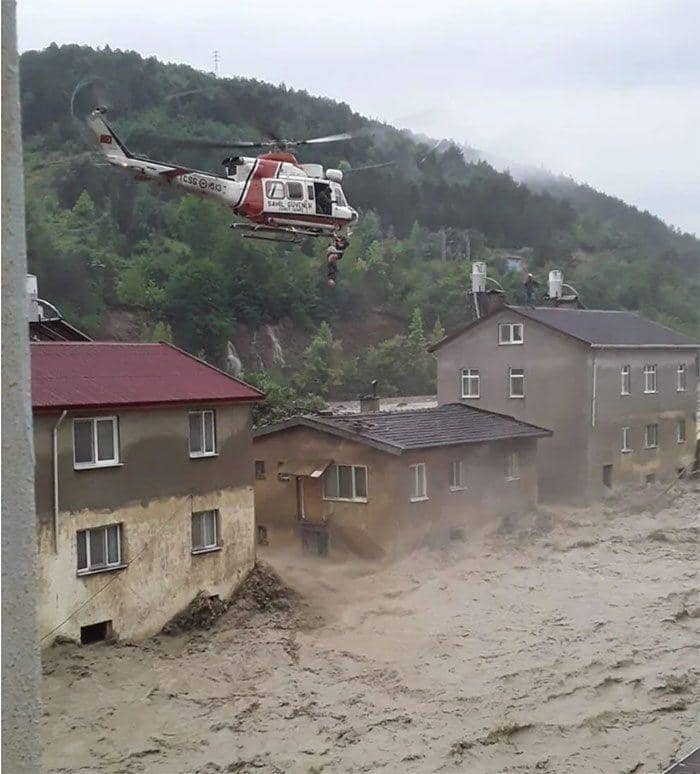 Evakuasi penduduk yang terjebak di atap rumah oleh tim penyelamat. (Twitter.com/Türk Kızılay Doğu Karadeniz BKM)
