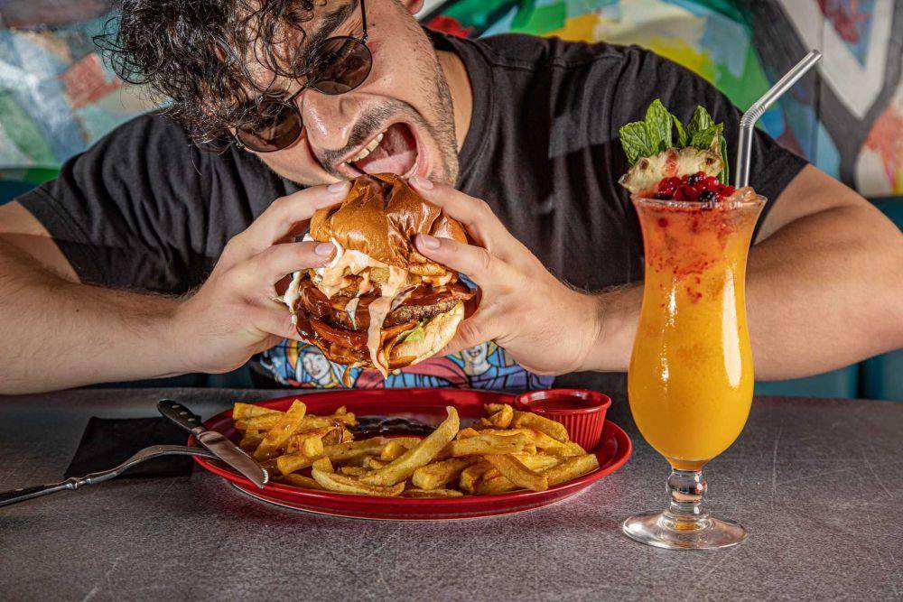 ilustrasi pria makan (unsplash.com/The BlackRabbit)