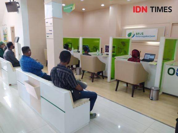Pelayanan di Kantor BPJS Ketenagakerjaan Cabang Bandar Lampung. (IDN Times/Martin L Tobing).