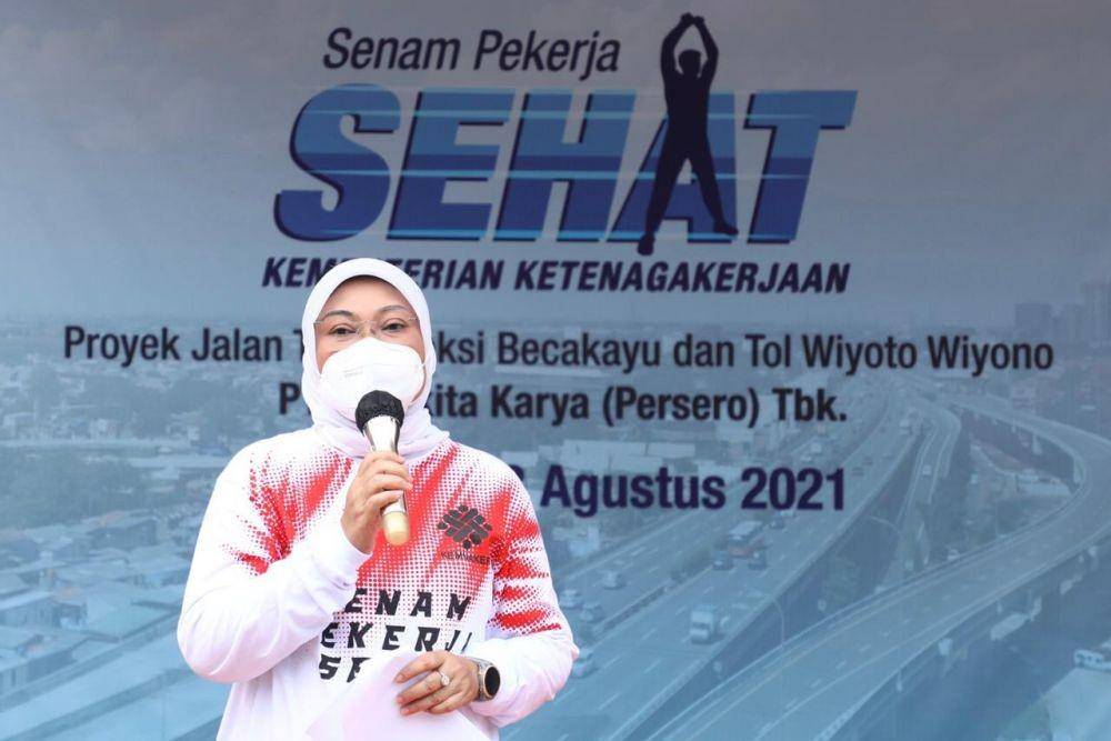 Menaker Ida saat mengikuti kegiatan Senam Pekerja Sehat di PT Waskita Karya Proyek Tol Becakayu di Jakarta, Jumat (13/8/2021). (Dok, Kemnaker)