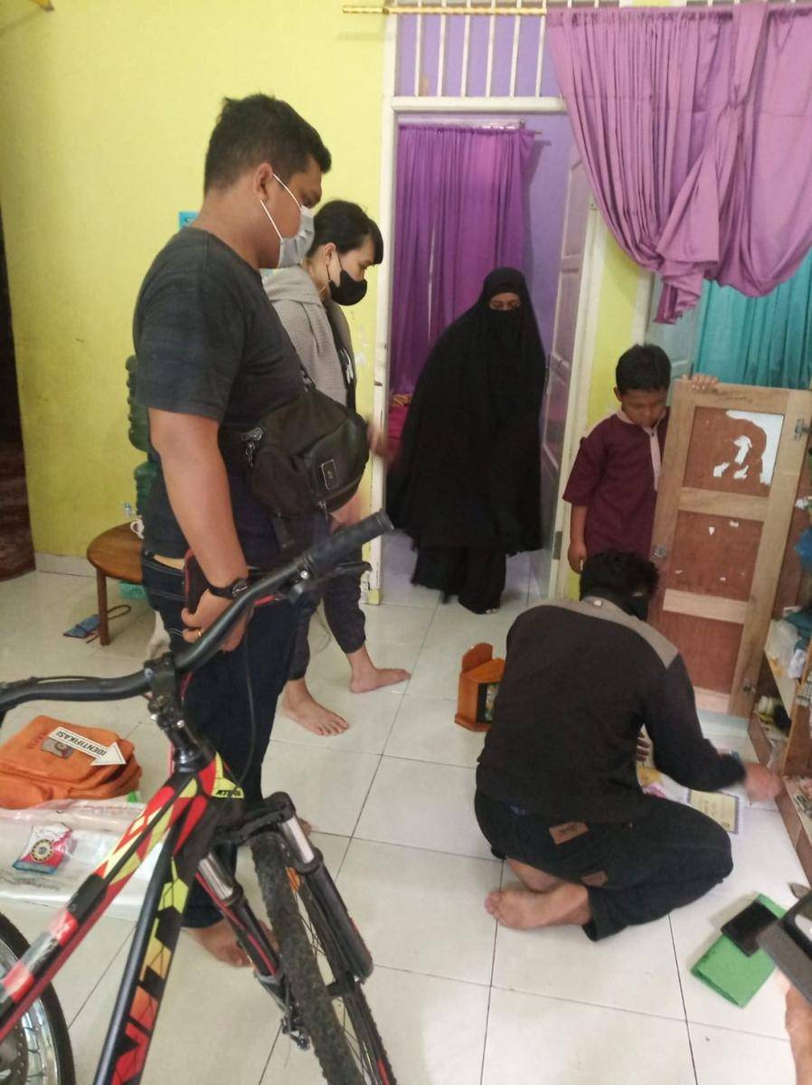 Petugas saat melakukan penggeledahan dari kediaman terduga (IDN Times/ istimewa)