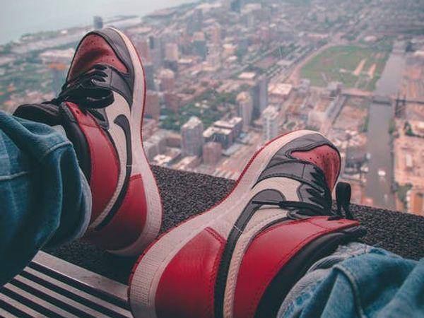 Ilustrasi sneakers OG (pexels/Guillermo Arroyo)