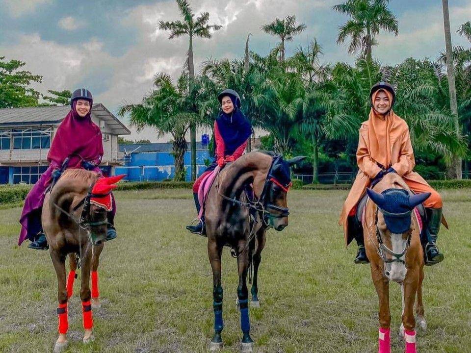 Oki Setiana Dewi dan adik saat berkuda. (instagram.com/dr.shindyputri_)