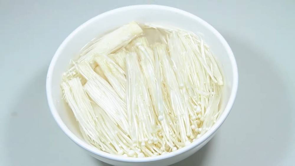 Ilustrasi merendam enoki (youtube.com/Cooking Delicious Food)