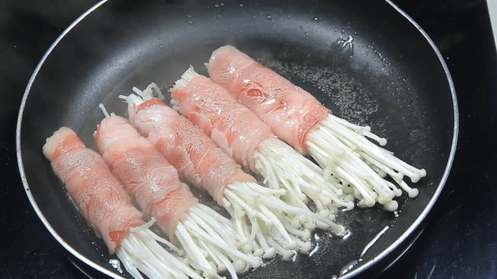 Ilustrasi memasak enoki beef roll (youtube.com/Cooking Delicious Food)