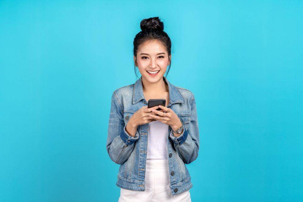 Millennial sedang melakukan pembayaran online (Shutterstock/Chaay_Tee)