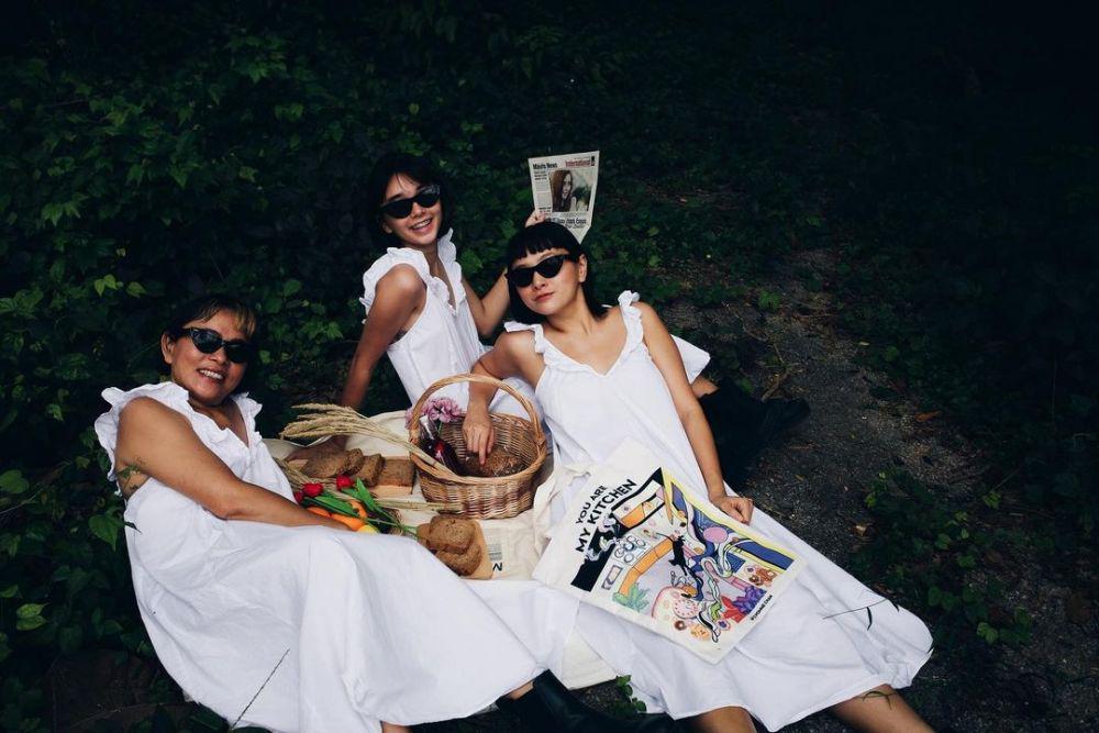10 Outfit ala Supanaree bareng Keluarga, Inspirasi Tampil Kompak