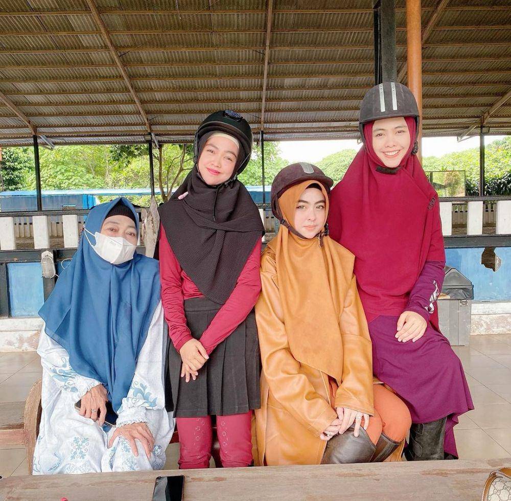 Oki Setiana Dewi dan adik saat berkuda. (instagram.com/dr.shindyputri_)