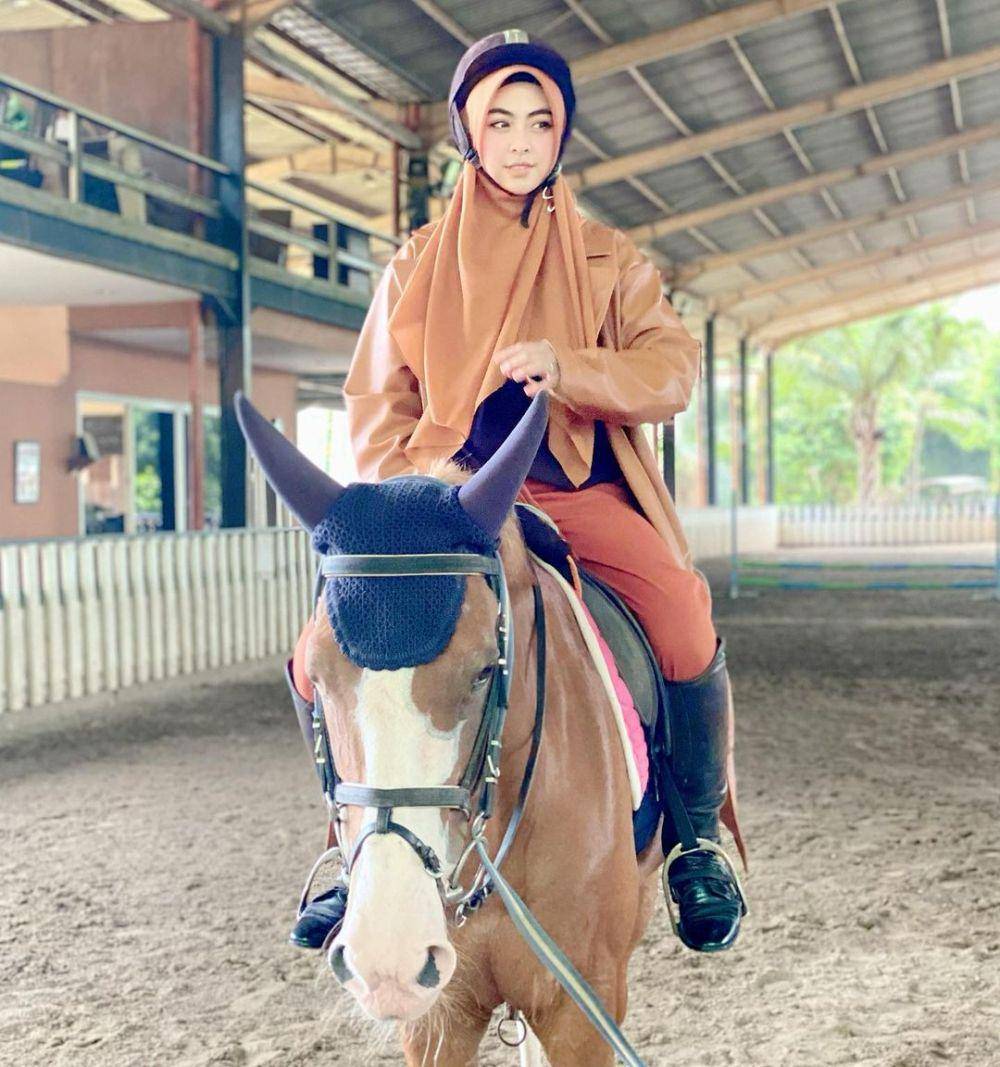 Shindy Putri saat berkuda. (instagram.com/dr.shindyputri_)