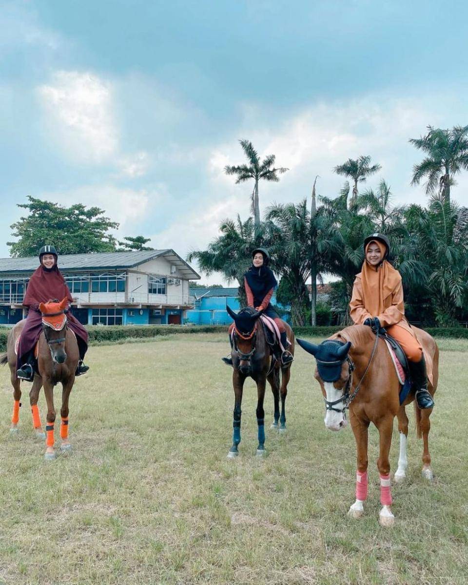 Oki Setiana Dewi dan adik saat berkuda. (instagram.com/dr.shindyputri_)