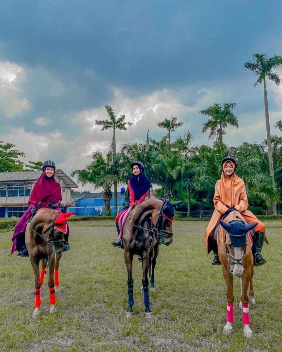Oki Setiana Dewi dan adik saat berkuda. (instagram.com/dr.shindyputri_)