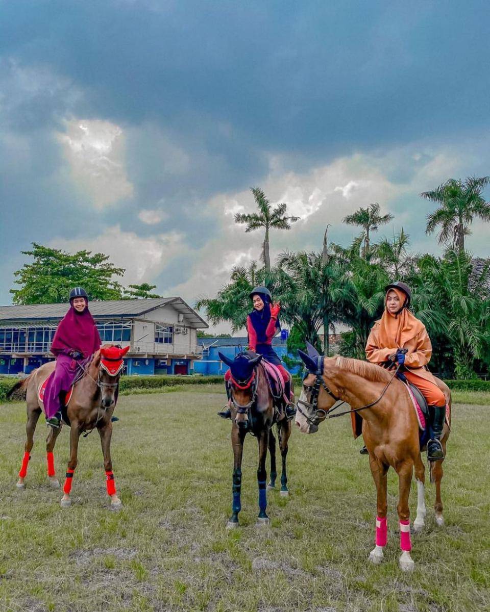 Oki Setiana Dewi dan adik saat berkuda. (instagram.com/okisetianadewi)