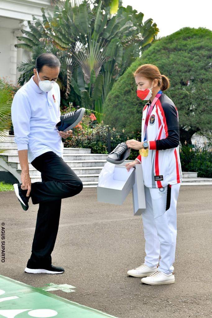 Presiden Jokowi mencoba sepatu produksi dalam negeri dari brand yang dimiliki Greysia Polii, atlet bulu tangkis Indonesia. (dok. Biro Pers Kepresidenan)