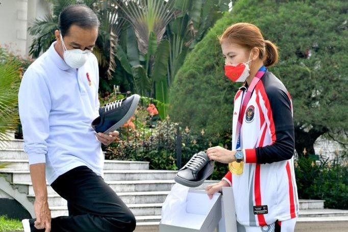 Momen Jokowi Ditawari Sepatu UMKM Milik Greysia Polii di Istana Bogor