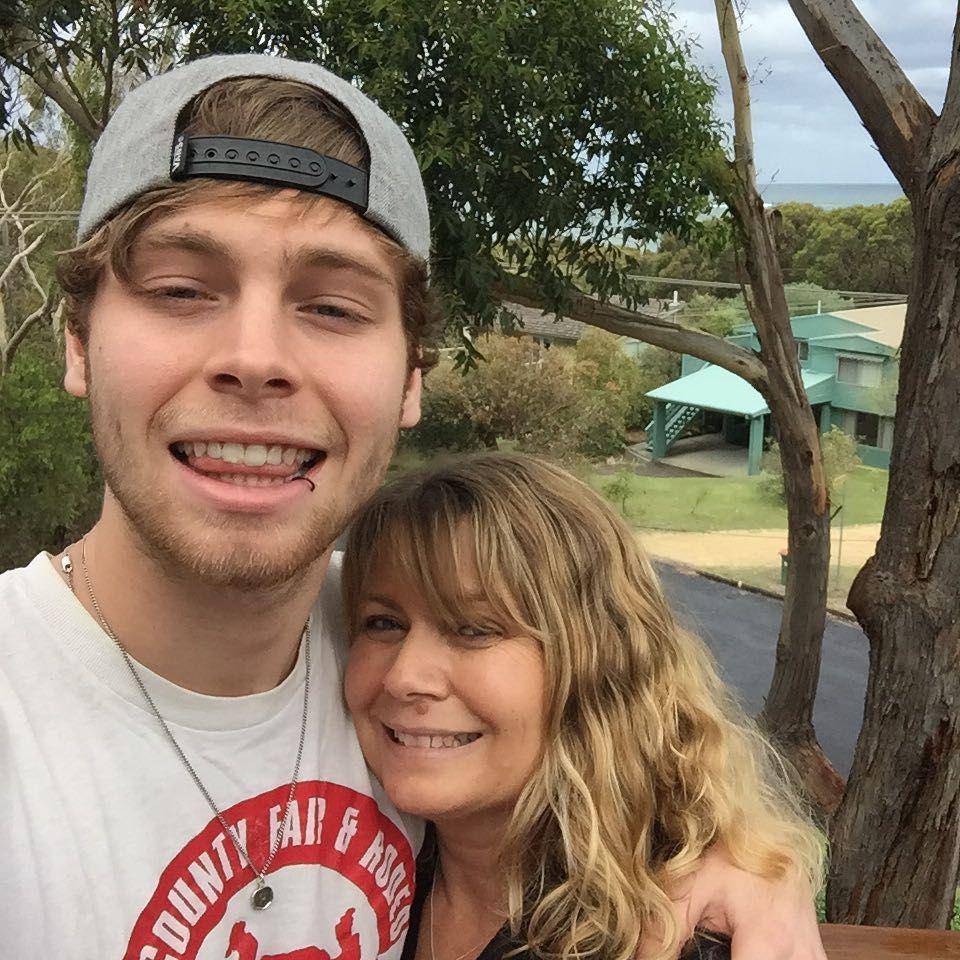 Potret Luke Hemmings bersama Ibunda. (instagram.com/lukehemmings)