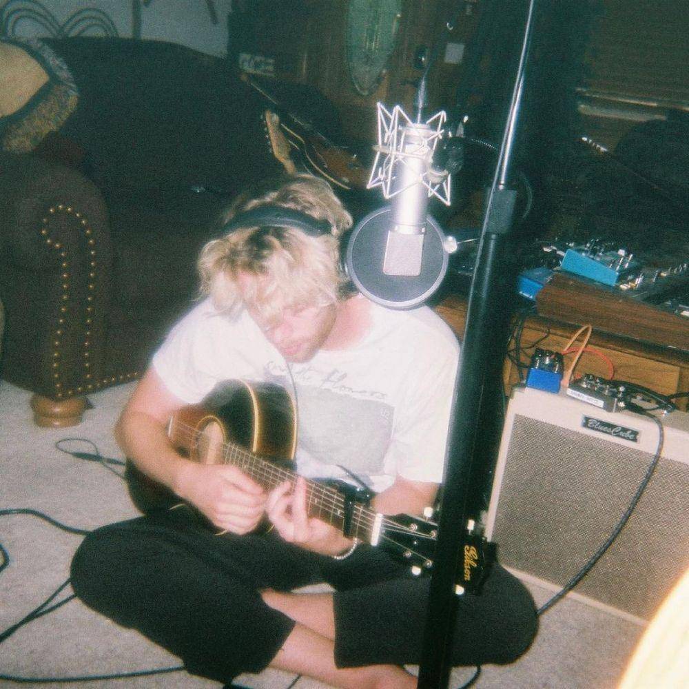 Potret Luke Hemmings saat proses pembuatan album terbaru. (instagram.com/lukehemmings)