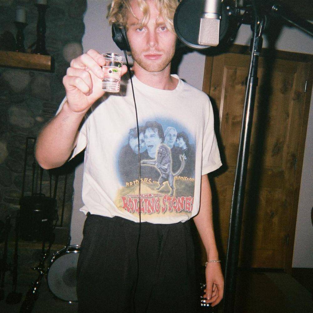 Potret Luke Hemmings saat proses pembuatan album terbaru. (instagram.com/lukehemmings)