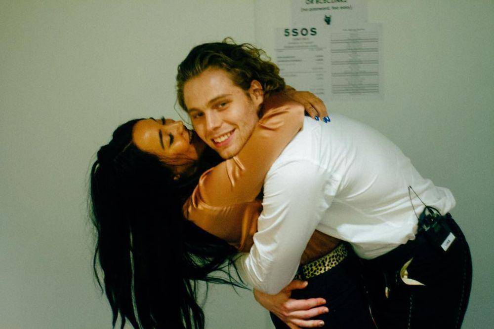 Potret bahagia Luke Hemmings dan Sierra Deaton. (instagram.com/lukehemmings)