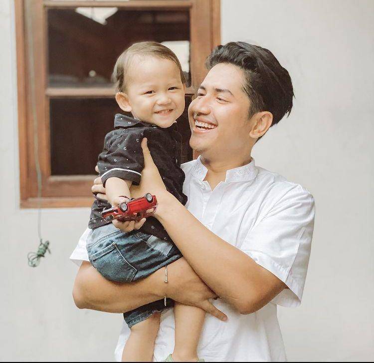 Zikri anak (Zikri dan anak (Instagram.com/zikridaulay1)