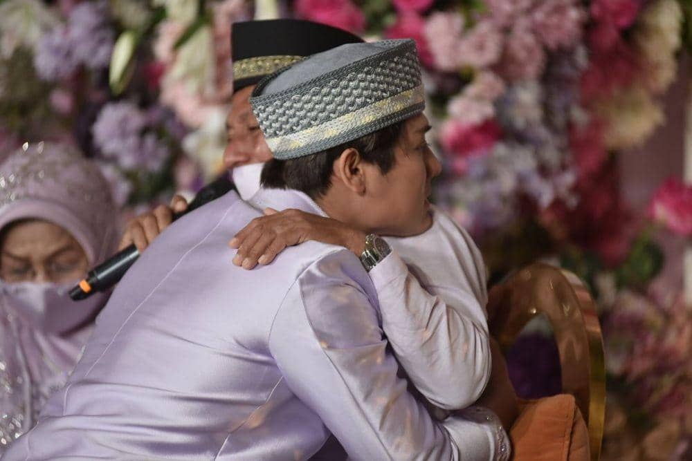 Suasana haru Billar sungkeman ke kedua orang tua di pengajian. (instagram.com/antv_official)