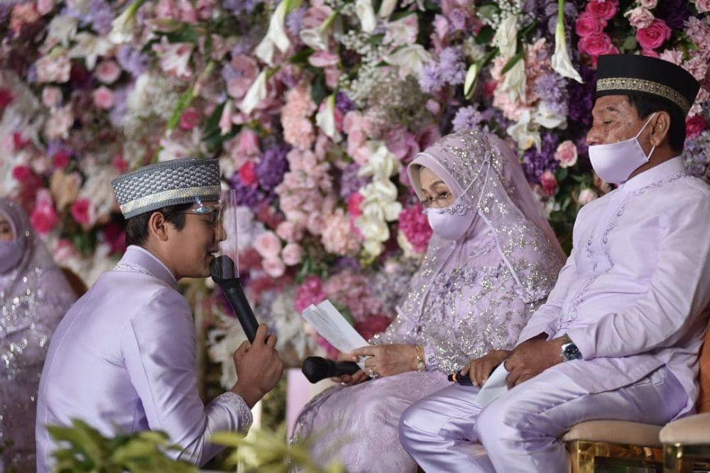 Suasana haru Billar sungkeman ke kedua orang tua di pengajian. (instagram.com/antv_official)