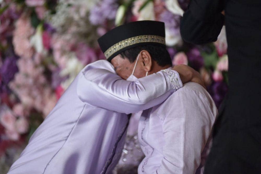 Suasana haru Billar sungkeman ke kedua orang tua di pengajian. (instagram.com/antv_official)