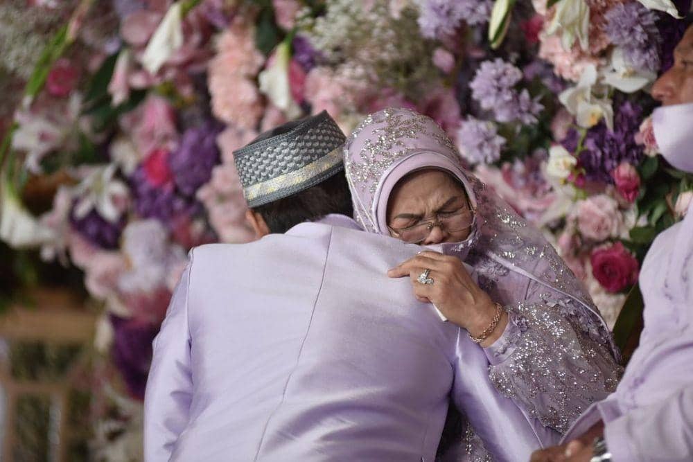 Suasana haru Billar sungkeman ke kedua orang tua di pengajian. (instagram.com/antv_official)