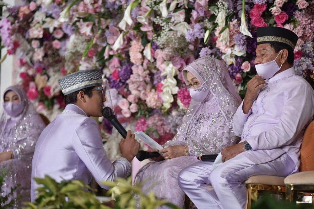 9 Potret Haru Sungkeman Rizky Billar ke Orang Tua di Pengajian