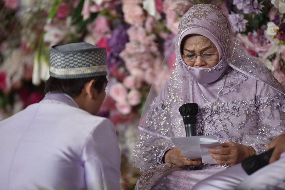 Suasana haru Billar sungkeman ke kedua orang tua di pengajian. (instagram.com/antv_official)