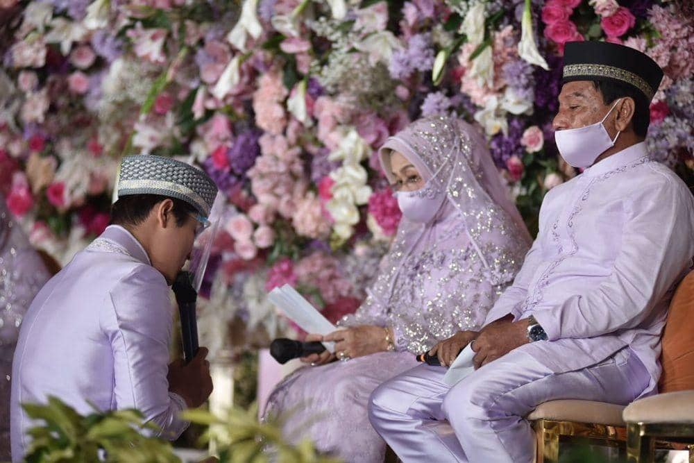 Suasana haru Billar sungkeman ke kedua orang tua di pengajian. (instagram.com/antv_official)