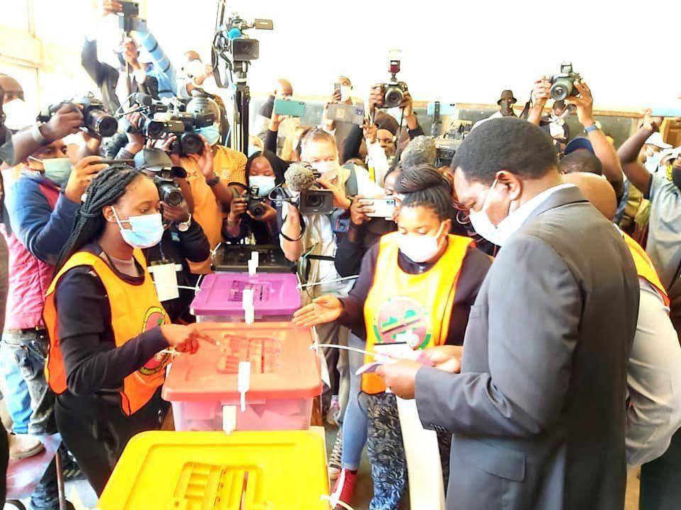 Salah satu kandidat presiden Zambia, Hakainde Hichilema, saat mengikuti pemilu pada 12 Agustus 2021. (Twitter.com/UPND)