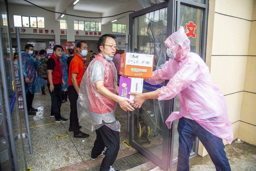 Masyarakat Palang Merah China turun tangan bekerja dan membantu korban terdampak banjir di Hubei. (Twitter.com/China Xinhua News)