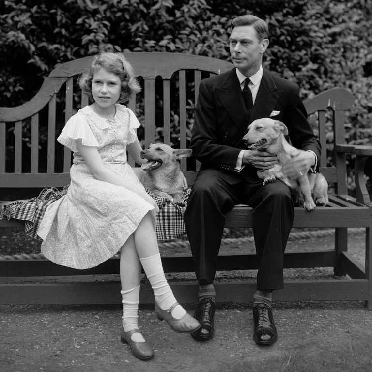 Ratu Elizabeth II dan Raja George VI (goodhousekeeping.com)