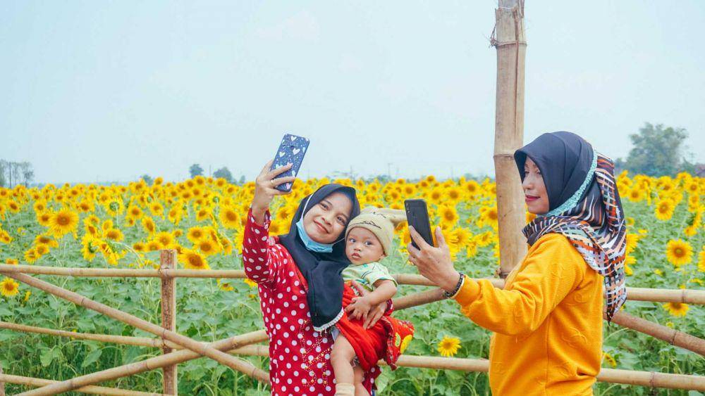 Mengabadikan foto di ladang bunga matahari. IDN Times/Fad