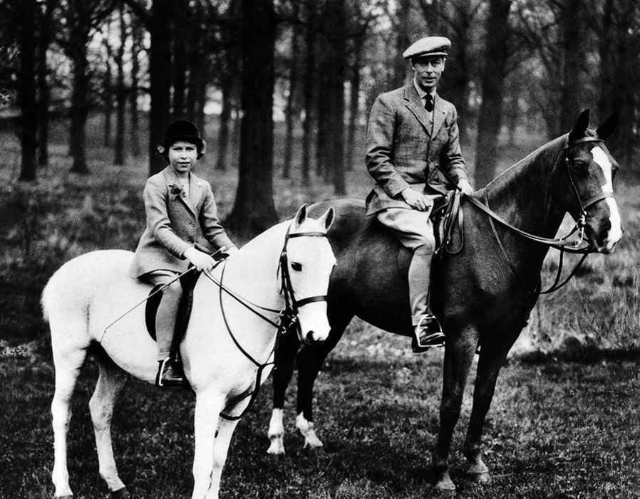 Ratu Elizabeth II dan Raja George VI (express.co.uk)