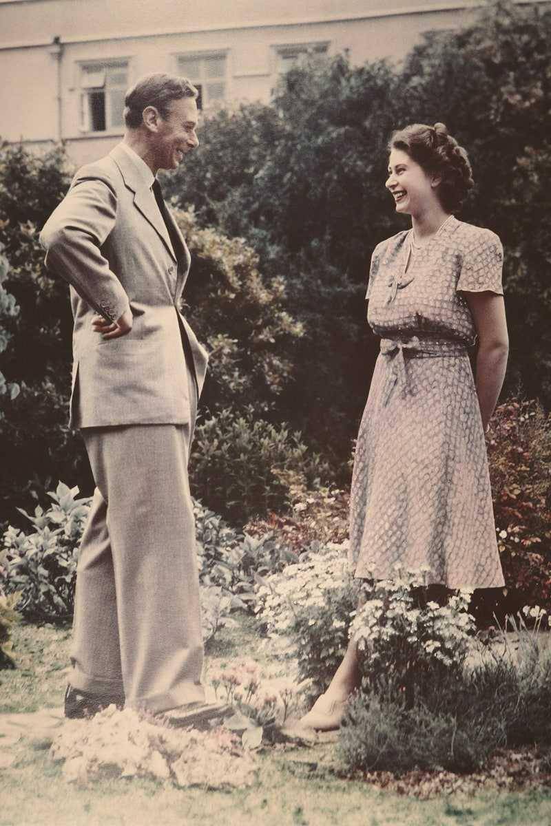 Ratu Elizabeth II dan Raja George VI (vogue.co.uk)