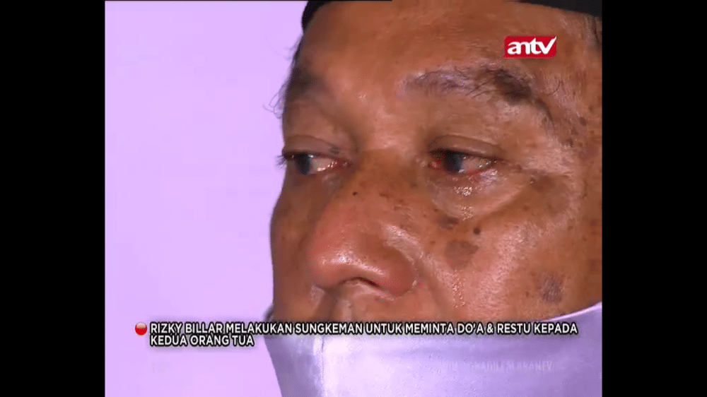 Suasana haru Billar sungkeman ke kedua orang tua di pengajian. (dok. ANTV)