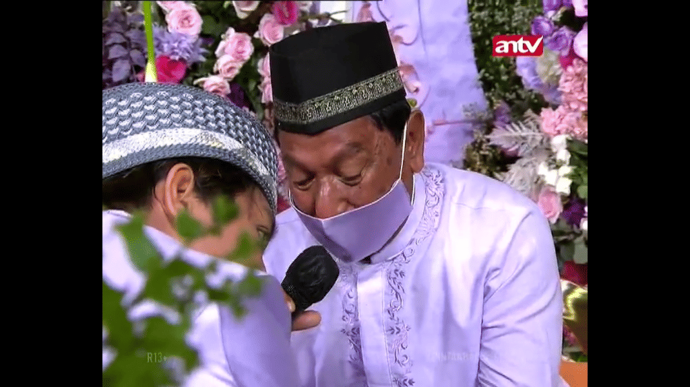 Suasana haru Billar sungkeman ke kedua orang tua di pengajian. (dok. ANTV)