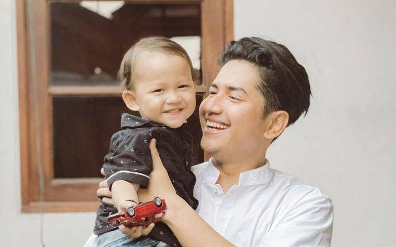 Zikri anak (Zikri dan anak (Instagram.com/zikridaulay1)