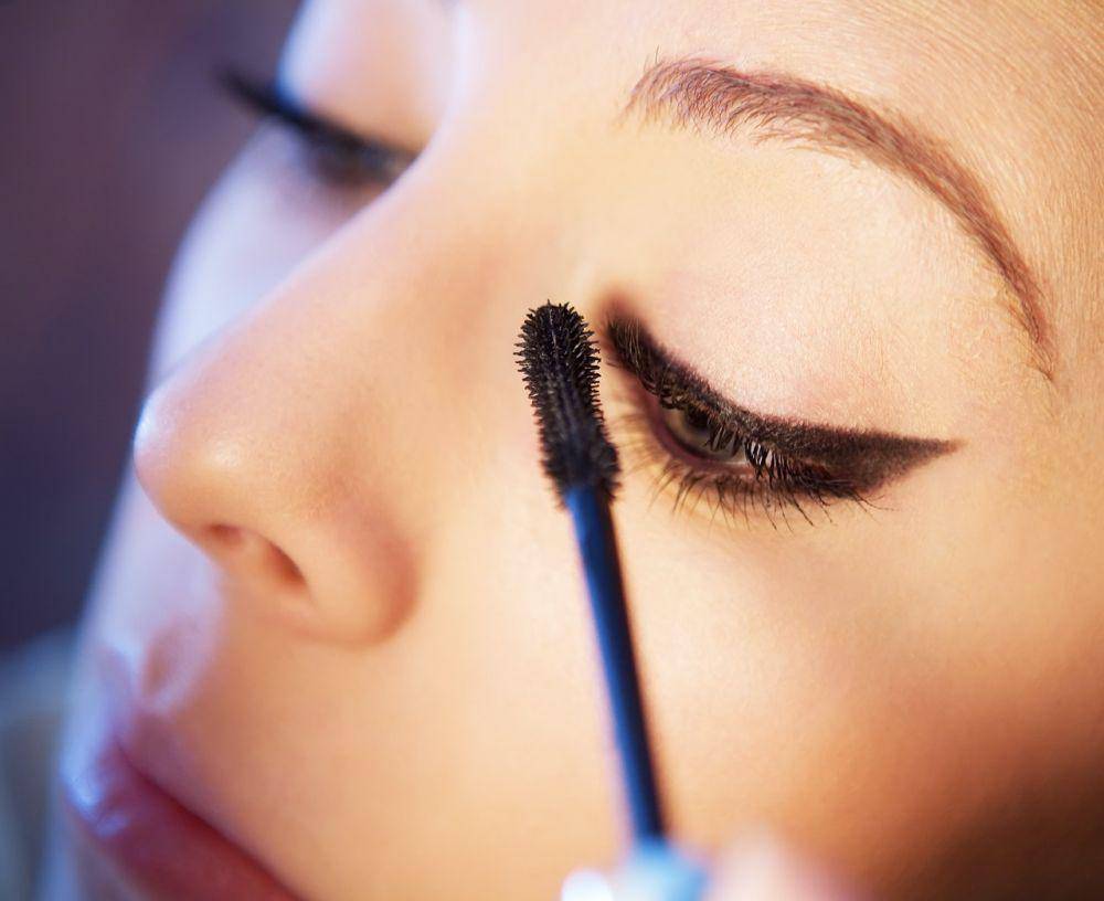 ilustrasi eye make up yang berlebihan (pexels.com/Aleks)