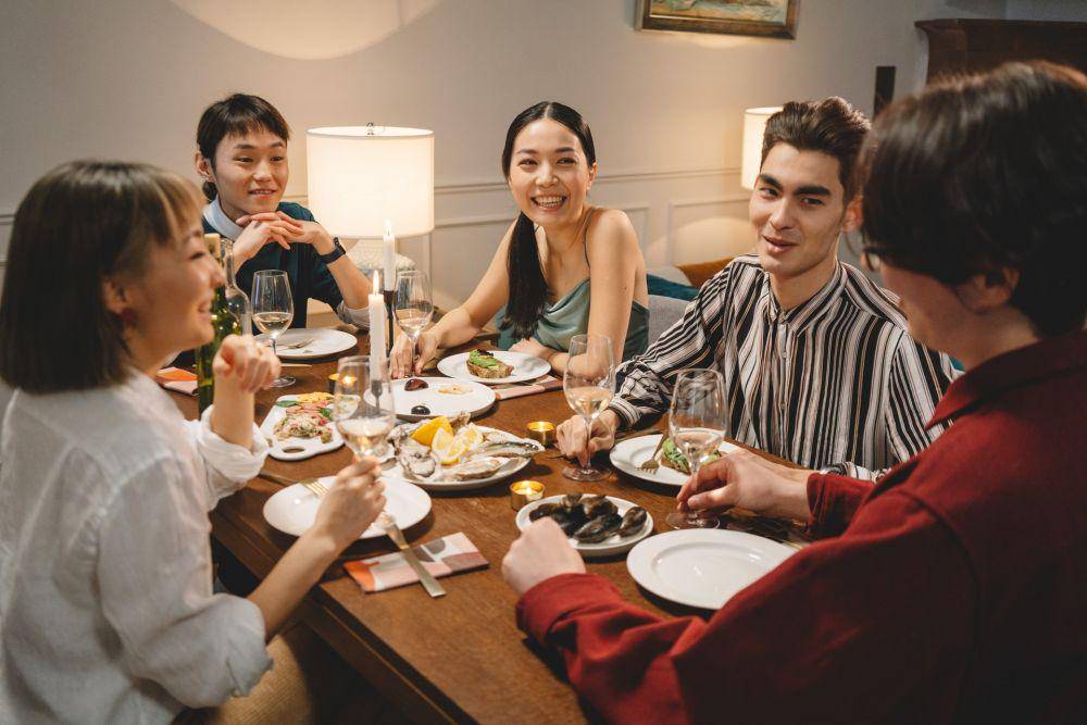 Ilustrasi orang ngobrol di meja makan(Pexels/cottonbro)