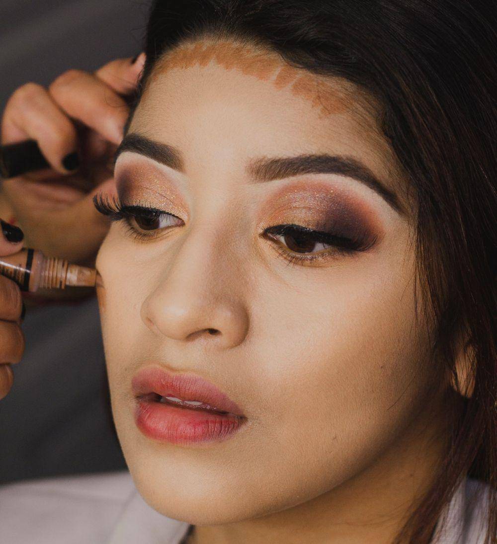 ilustrasi satu warna concealer yang sama (pexels.com/Laura Garcia)