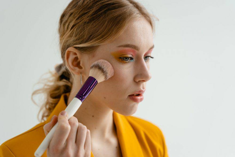 ilustrasi memoles blush on (pexels.com/Mart Production)