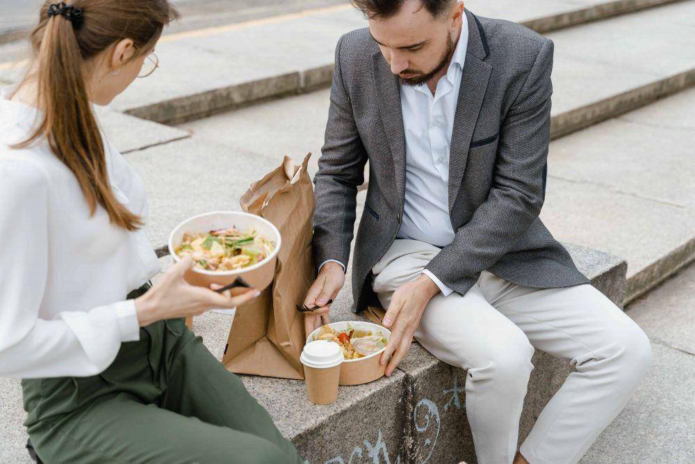 ilustrasi makan bersama (pexels.com/MART PRODUCTION)