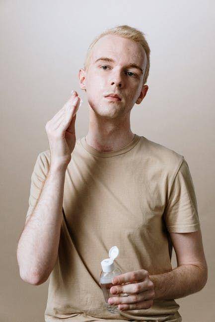 Ilustrasi pria yang sedang menggunakan produk skincare dengan kandungan Peptide (Pexels.com/cottonbro)