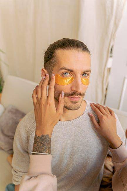 Ilustrasi pria yang sedang menggunakan produk skincare dengan kandungan Vitamin C (Pexels.com/Anthony Shkraba)
